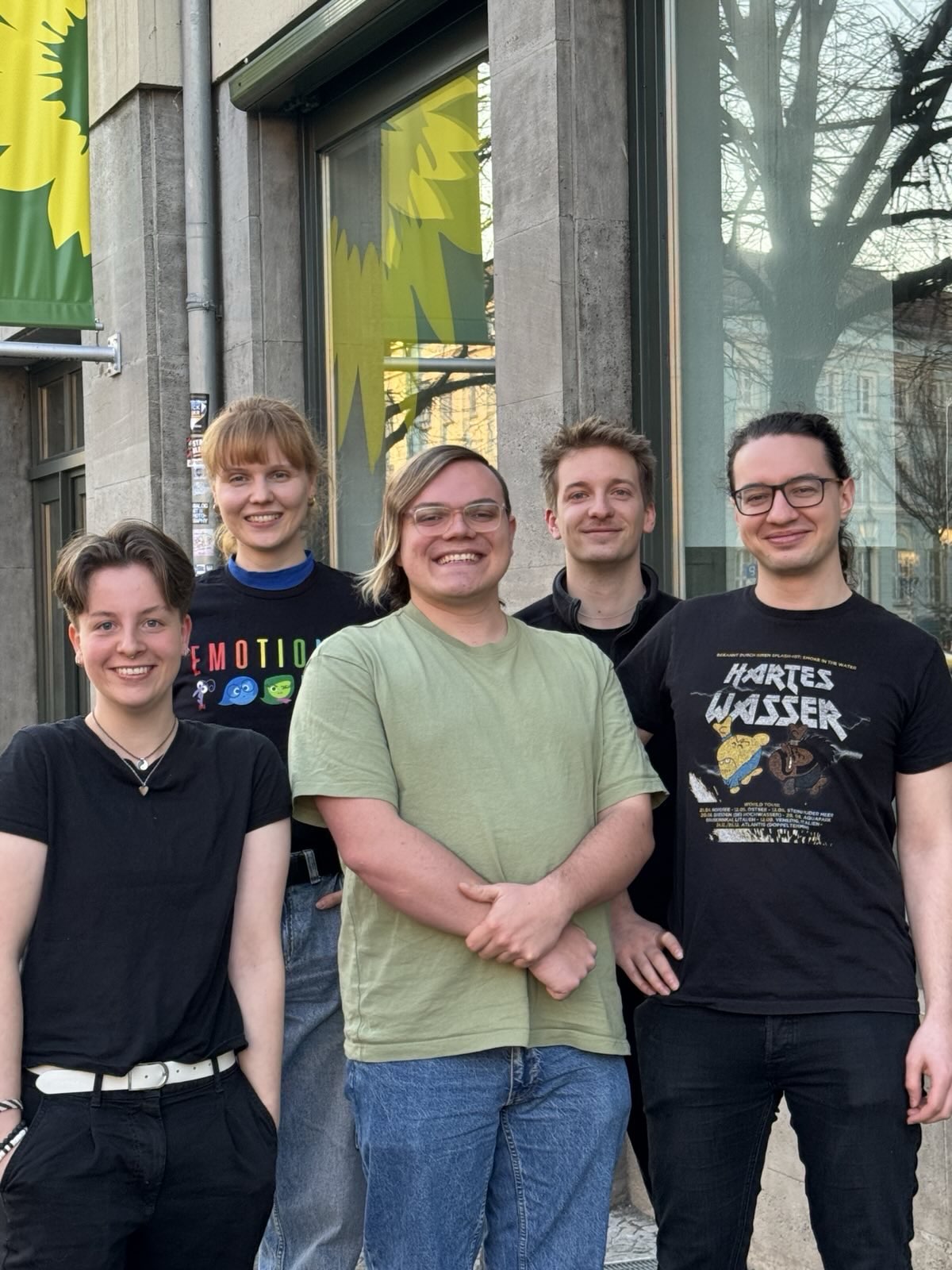Von links nach rechts: Fanni (keine, Sprecher:in), Sophie (sie/ihr, Beisitzerin), Dominic (er/ihn, Sprecher), Tim (er/ihn, Schatzmeister), Walter (er/ihn, Beisitzer)