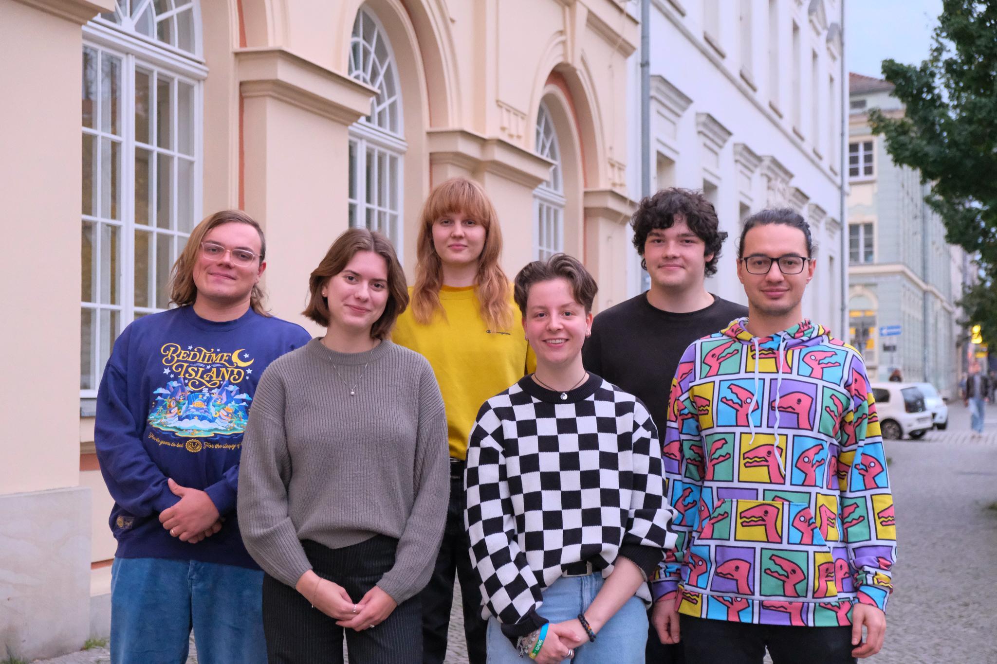 Von links nach rechts: Dominic (er/ihn, Schatzmeister), Marlene (sie/ihr, Beisitzerin), Sophie (sie/ihr, Sprecherin), Fanni (sie/ihr, Sprecherin), Luis (er/ihn, Beisitzer), Walter (er/ihn, Beisitzer)